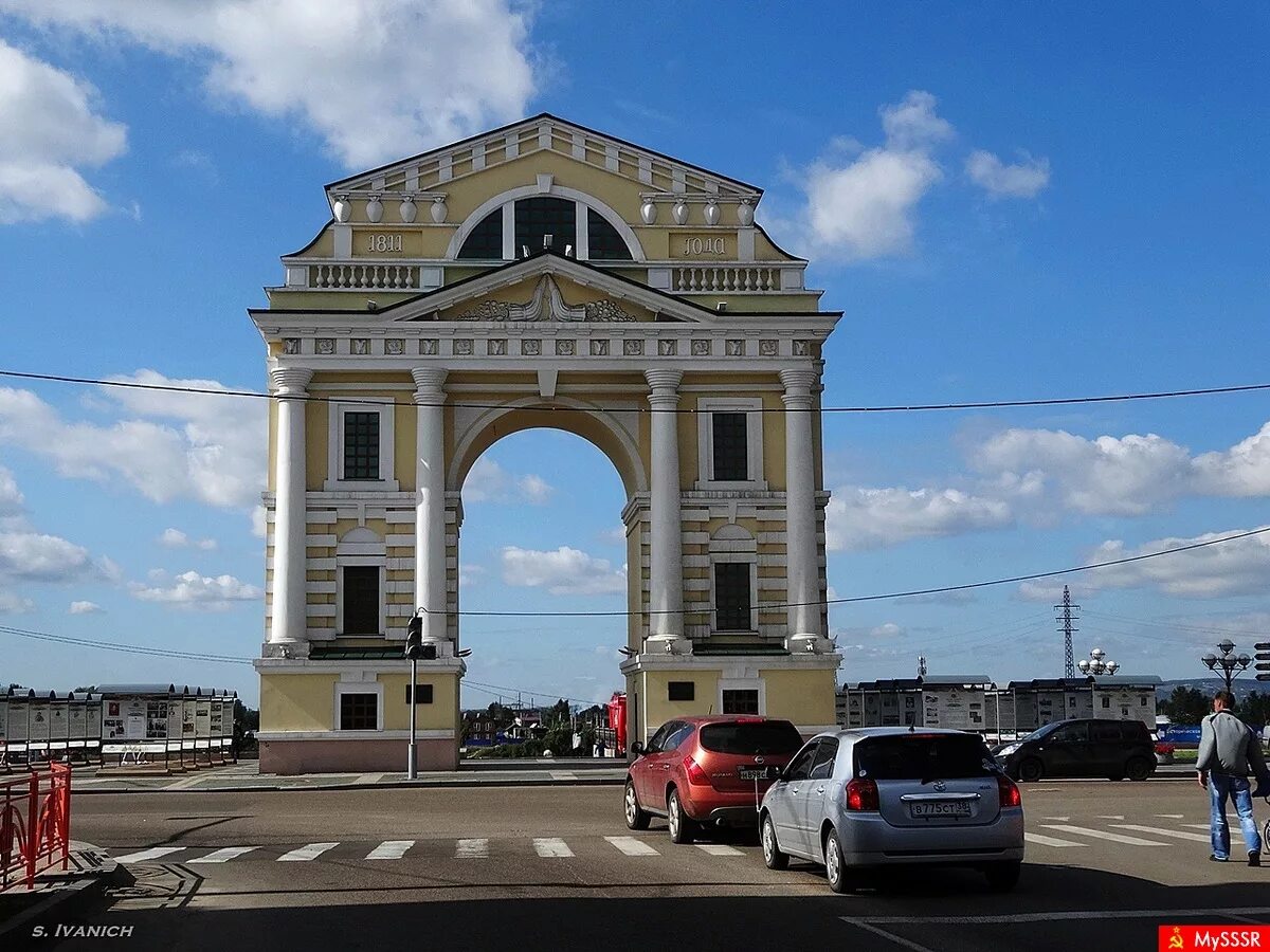 Арка иркутск купить. Триумфальная арка Иркутск ворота. Московские триумфальные ворота Иркутск. Триумфальная арка московские ворота Иркутск. Памятник Амурские ворота Иркутск.