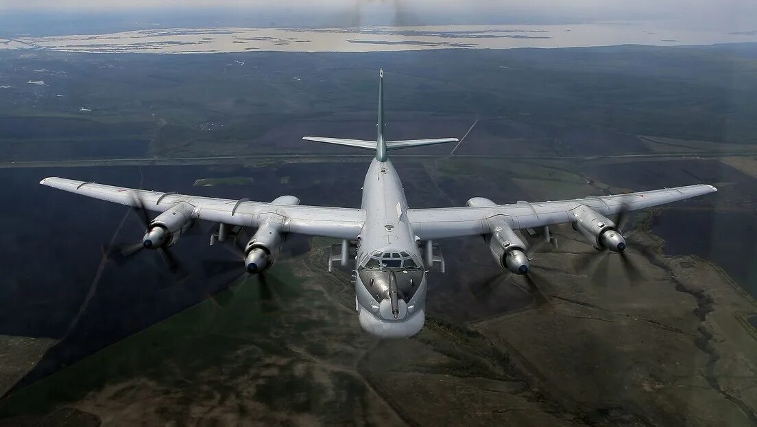 Два Ту-95МС совершили полет над водами Берингова и Чукотского морей - Ведомости
