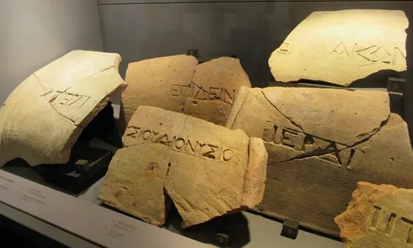 Что такое остракизм в древней греции 5 класс. Суд черепков. Тайное голосование в древней греции. Суд черепков в древней греции. Суд черепков в древней греции.