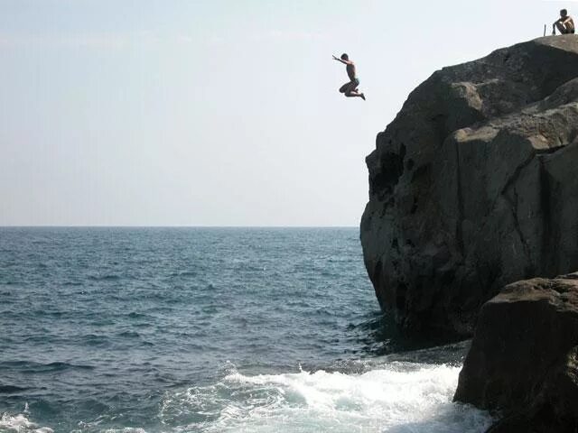 Машина на обрыве. Разбежаться прыгнуть со скалы. Прыжок со скалы. Разбежавшись прыгну со скалы. Разбежавшись со скалы.