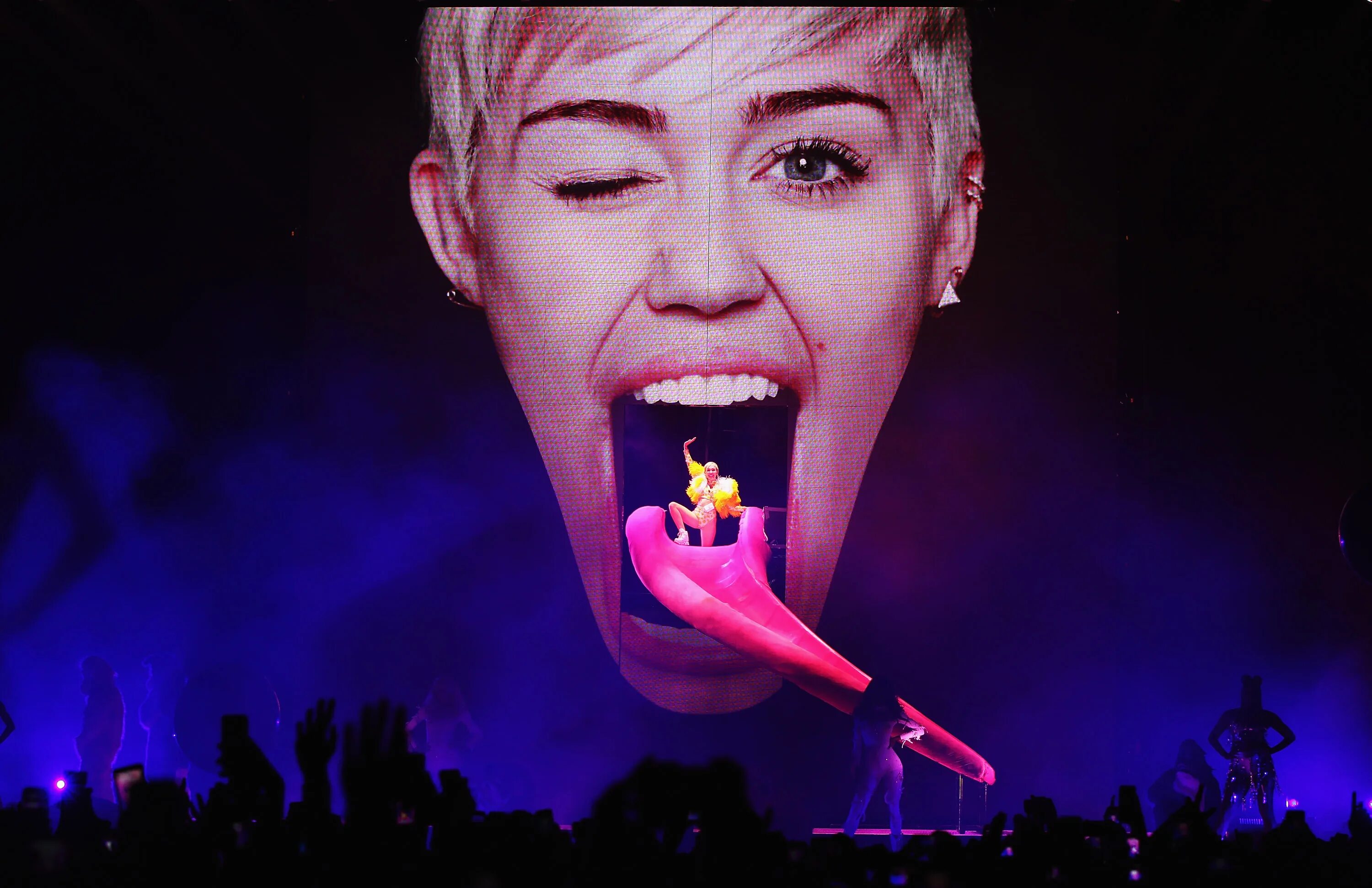 Майли сайрус тур bangerz tour. Майли сайрус 2014. Сайрус тур. Miley cyrus 2024. Miley cyrus bangerz tour.