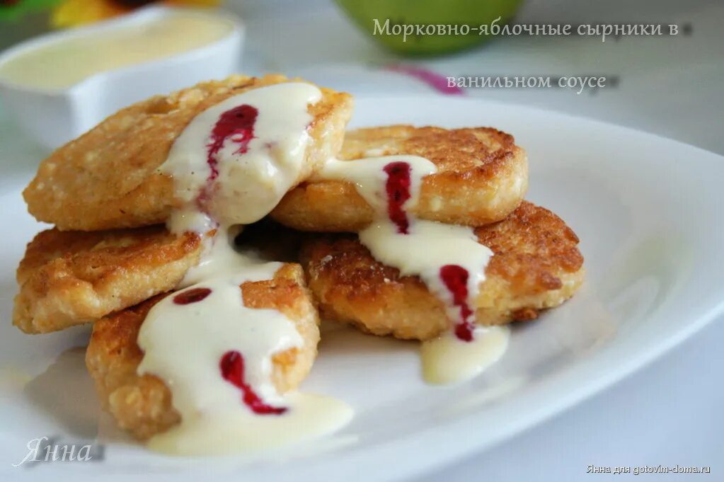Сырники кафе. Сырники. Сырники с фруктами. Сырники из творога. Сырники украшение.