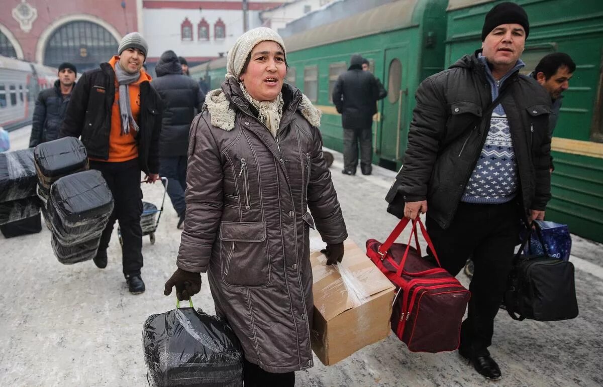 Прожить приезд. Мигранты Таджикистана. Эмигрант из Таджикистана. Эмигранты в России. Таджикские женщины гастарбайтеры.