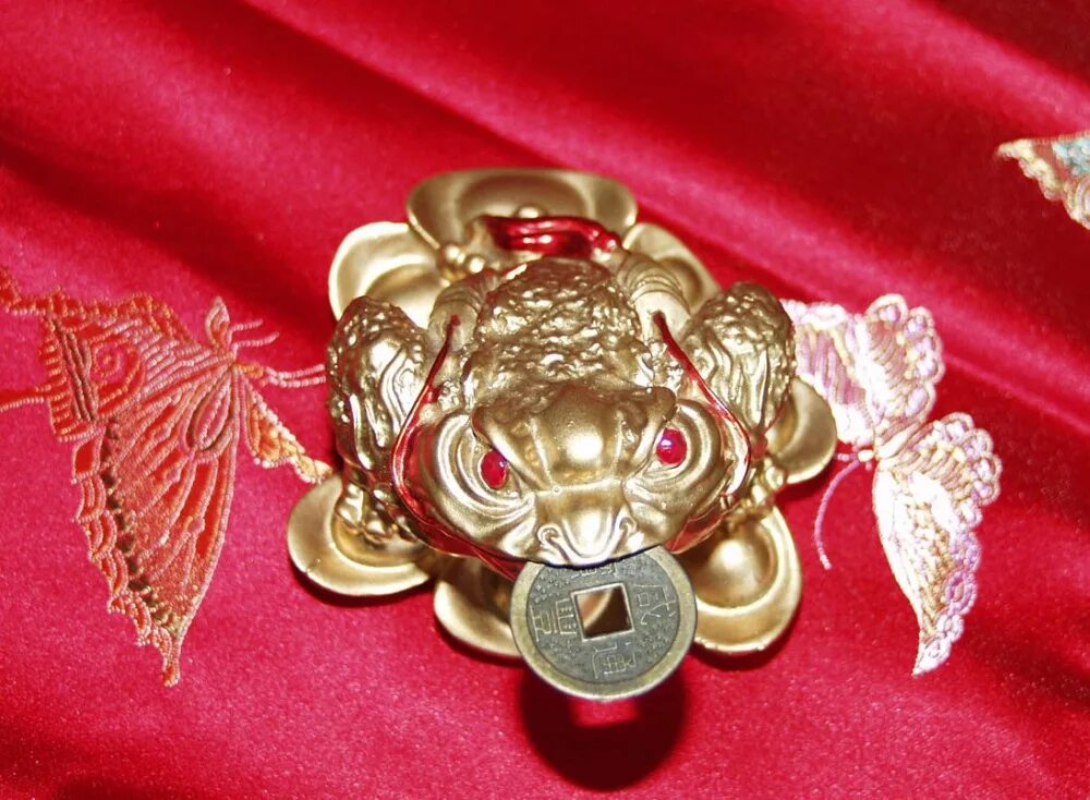 Китайская трехлапая жаба. Трехлапая жаба фэн шуй. Что означает символ жабы. Трехпалая жаба фен шуй. Жаба богатства фен шуй.