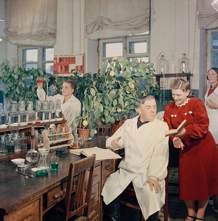 Советские люди 50-х годов. Лаборатория 50-х годов. Лаборатории в 50-е годы. Советские люди 1950.