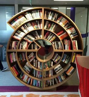 Книжная полка в библиотеке на полке