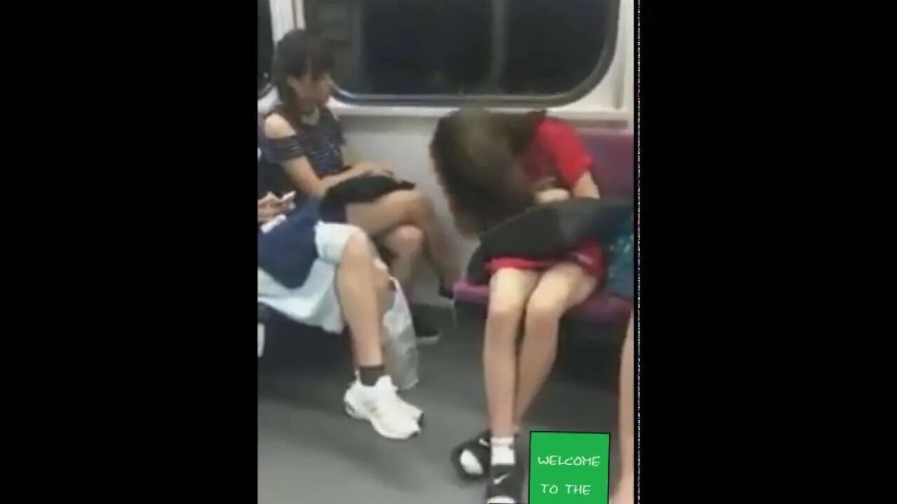 Совращение японских школьниц. Японскую школьницу в общественном месте. Кафе в японии со школьницами. Вуайерист в общественном транспорте. Японские микро юбки.