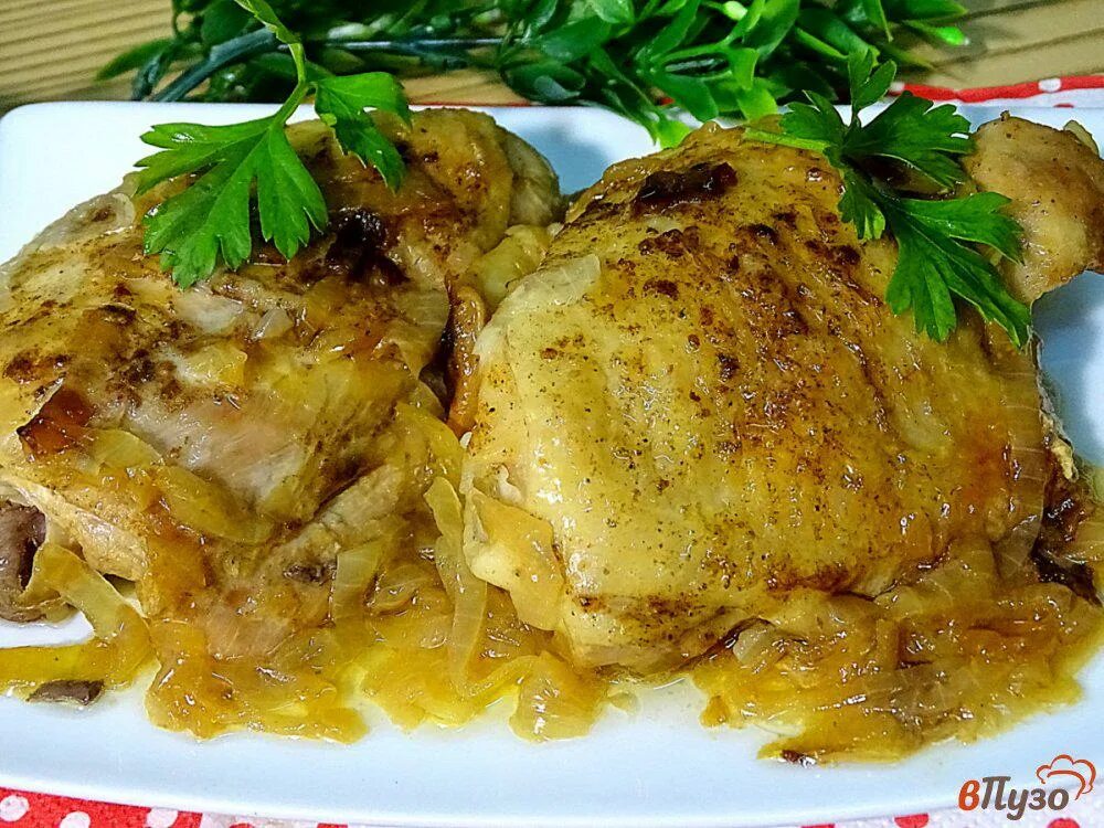 Бедро куриное. Птица тушеная в соусе. Куриные бёдрышки. Бедра жареные с луком. Бедра жареные с луком.