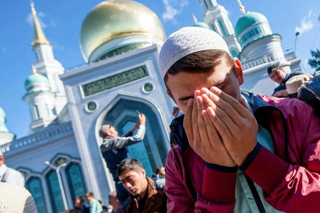 Мусульманский праздник сегодня в москве. С праздником мусульман Ураза байрам. Курбан-байрам 2022. Рамазан байрам 2022.