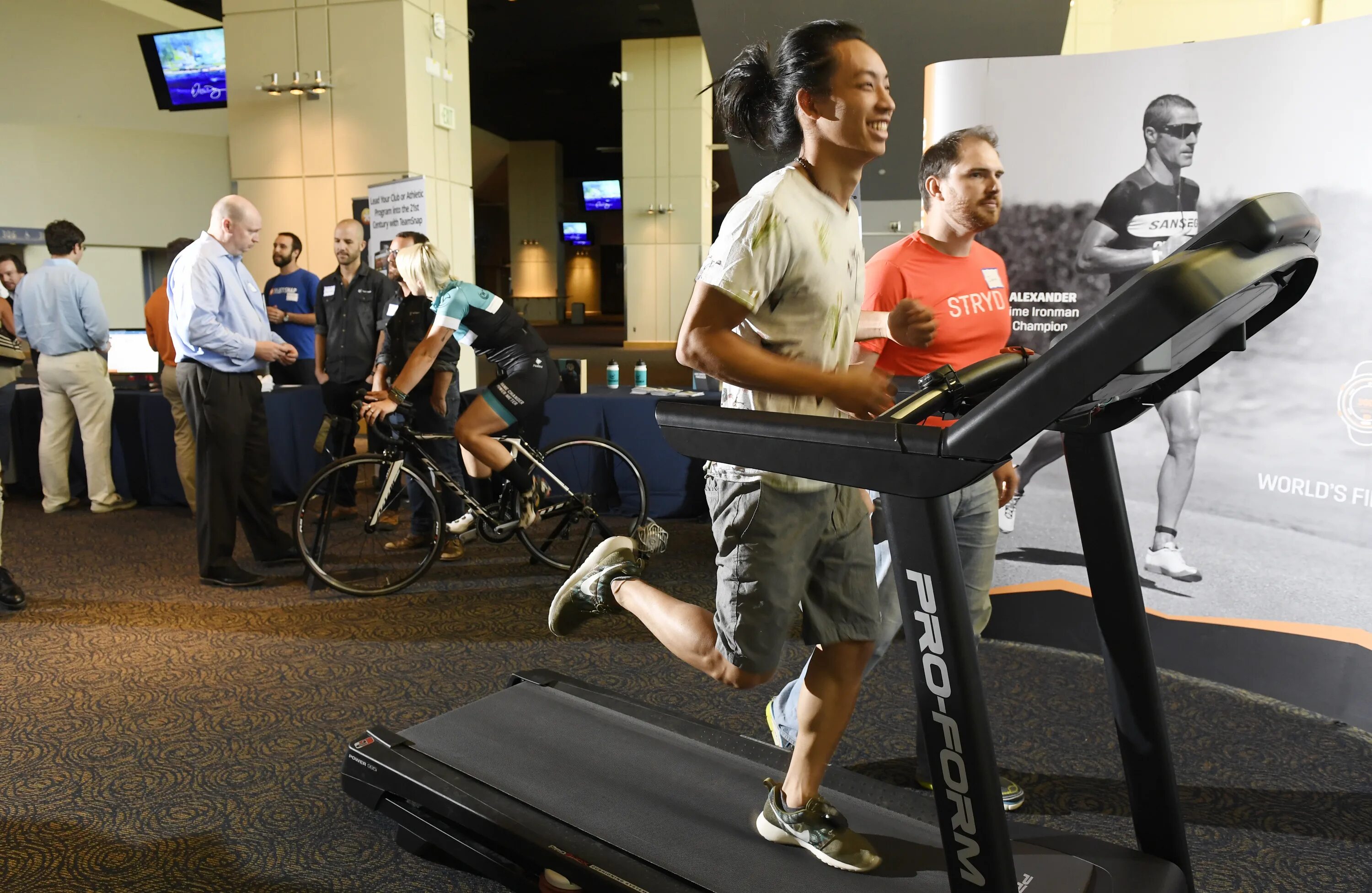 Профессионал спорт. Современное искусство going to the jym. Джим Гэсс. Go to the Gym. To go to the Gym.