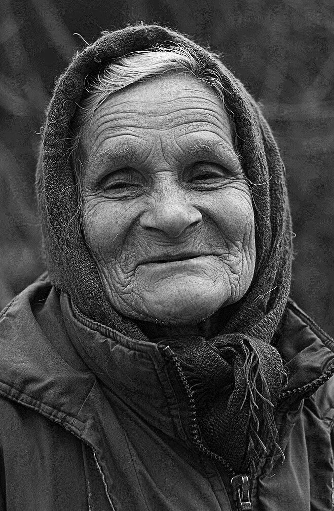 Очень сильные бабушки. Доброе лицо. Старое лицо женщины. Фотопортрет пожилой женщины. Лицо бабушки.