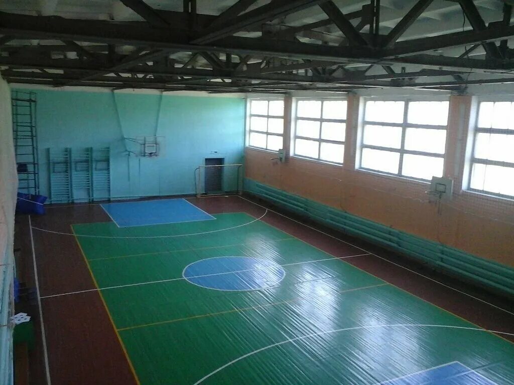 Окна в спортзале школы. Техникум спортзал. Техникум спортзал. Школа 25 петрозаводск спортзал. Спортзал в техникуме.