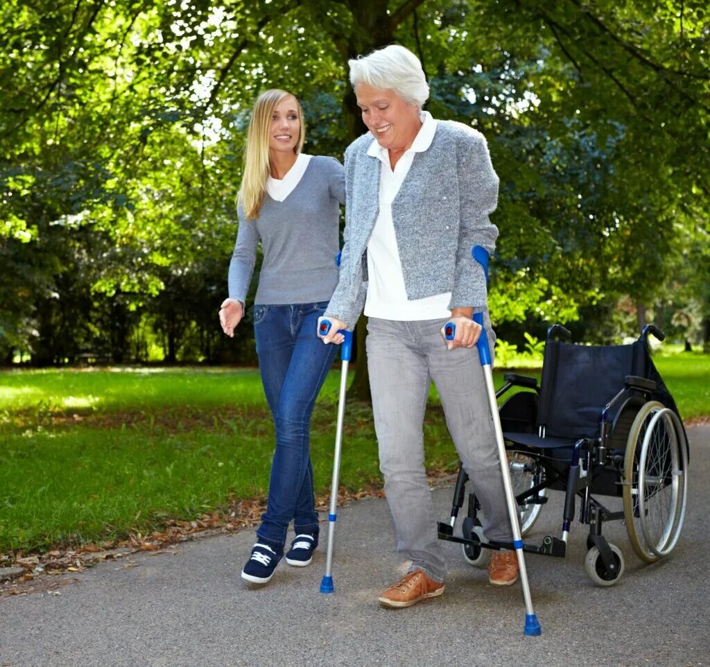 Общение с пожилым инвалидом. Инвалид на костылях. Пожилые и инвалиды. Прогулки на свежем воздухе для пожилых людей. Прогулка пожилых людей.