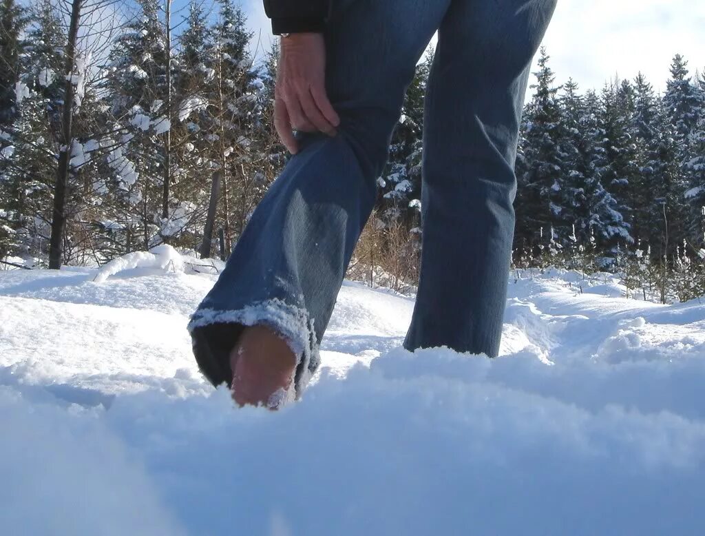 Босиком зимой. Парень босиком по снегу. Ноги в снегу. Босая на морозе. Головой в снег ногами