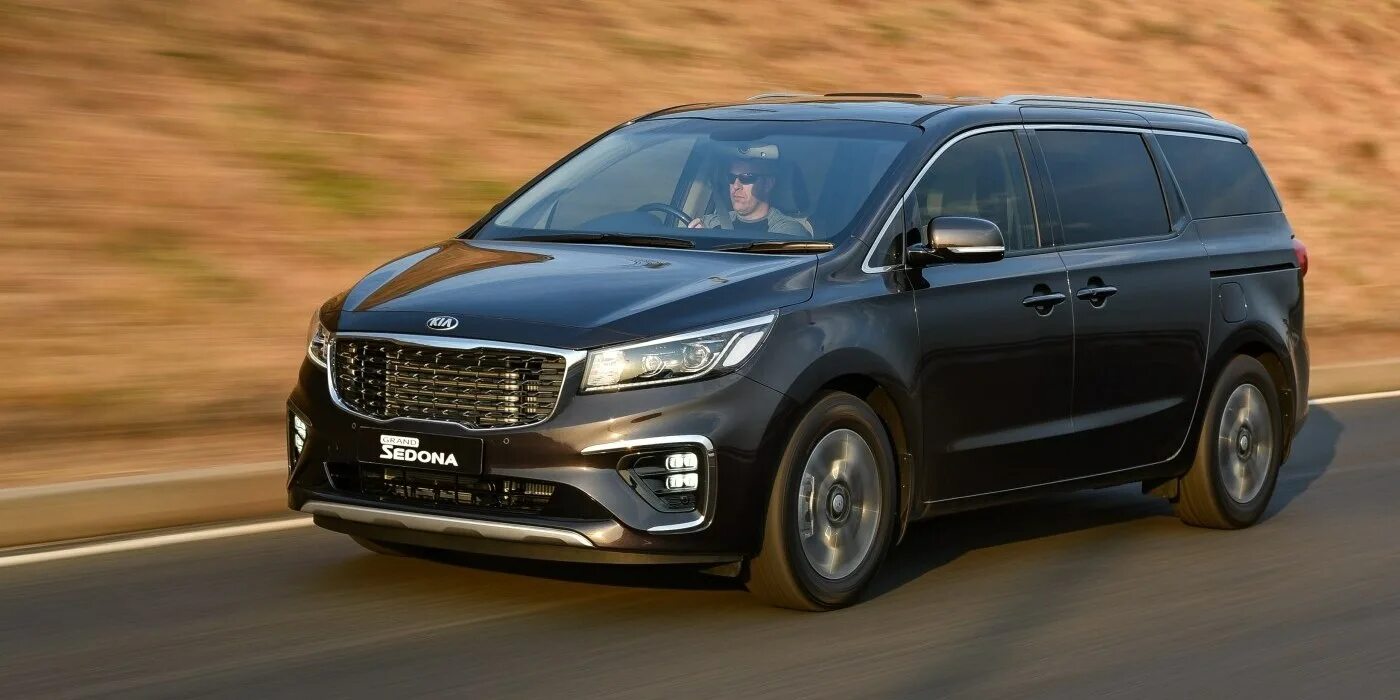 Kia carnival поколения. Kia Carnival 2018. Минивэн Киа Карнивал 2018. Киа Карнивал 3. Kia Carnival 3 2018.