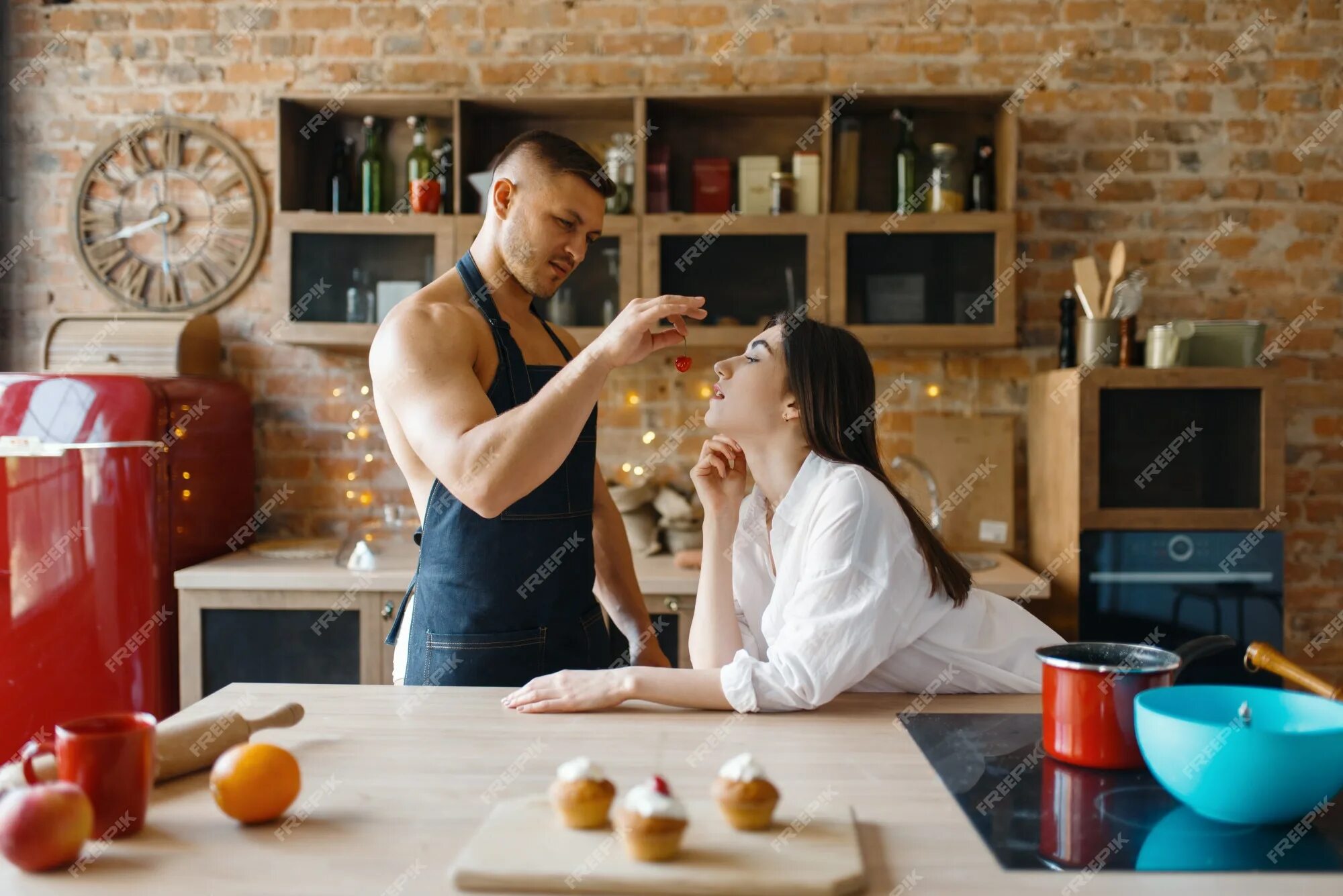 Пока жена готовит муж. Влюбленные на кухне. Влюбленные пары на кухне. Фотосессия готовим завтрак на кухне. Мужчина готовит для женщины.