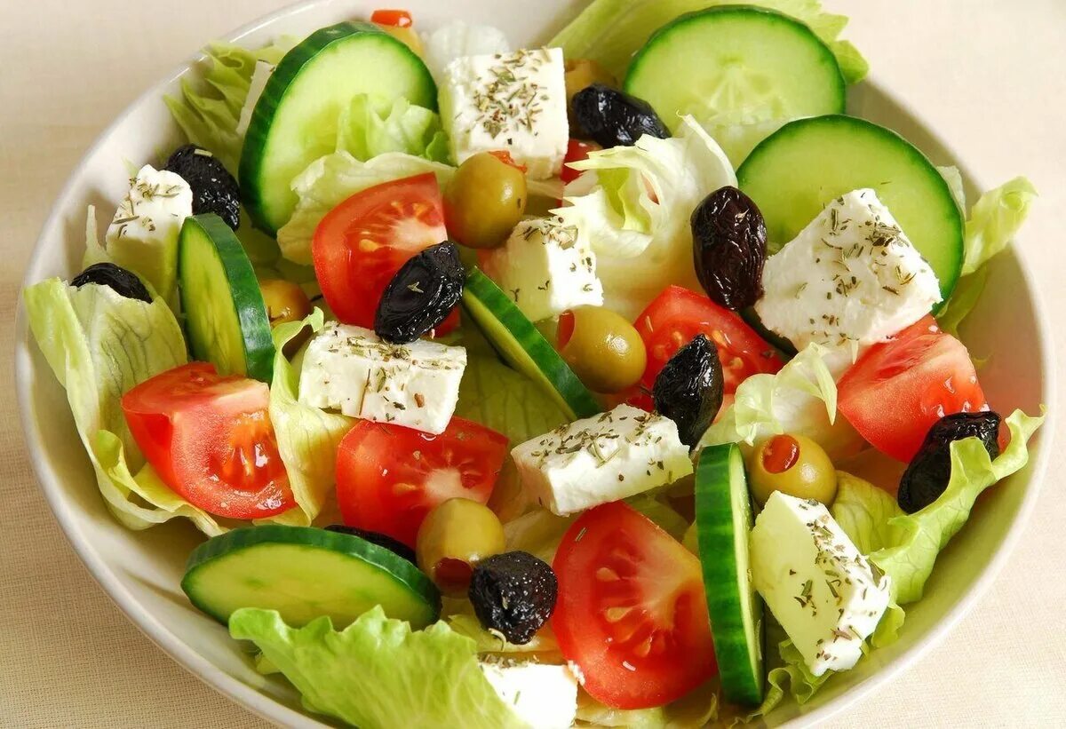 Греческий праздничный стол. Овощной салат. Греческий салат. Салат фото. Овощной салат с маслинами.