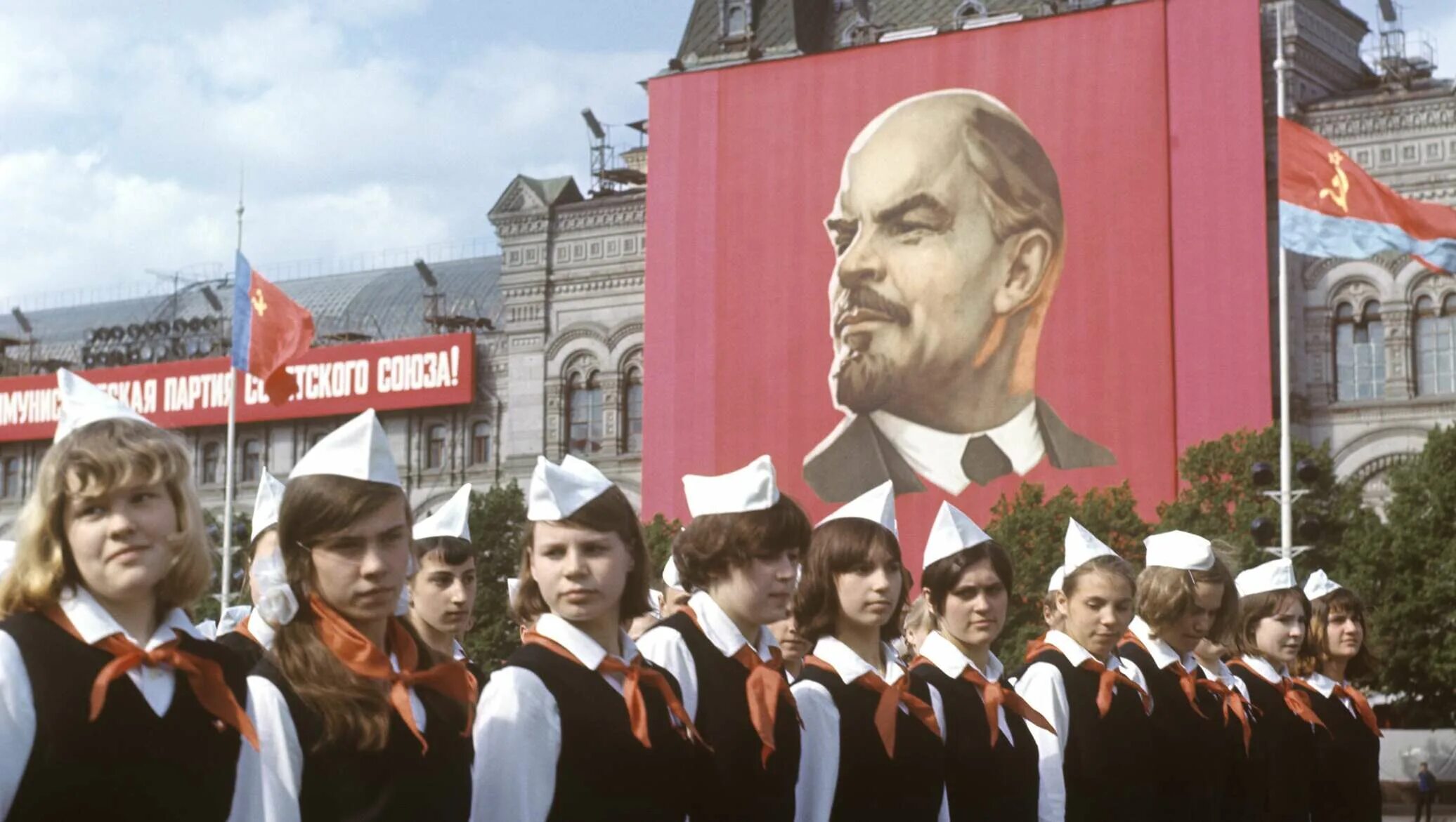 Красная площадь день пионерии. Дети пионеры. Последние пионеры в каком году. Последние пионеры в каком году. Форма пионеров.