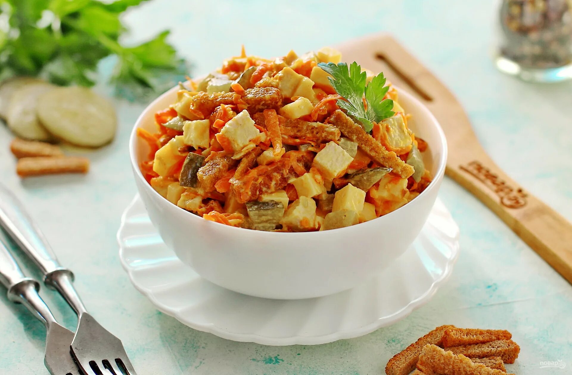 Обжорка с сухариками. Салат с курицей и кириешками. салат обжорка с сухариками. салат с кириешками и копченой курицей. салат обжорка с курицей и сухариками.