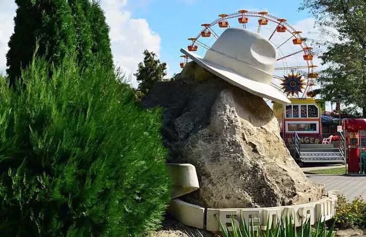 Памятник белой шляпе в Анапе. Анапа шляпа памятник. Скульптура белая шляпа в Анапе. Памятник отдыхающему в Анапе. Памятник шляпа