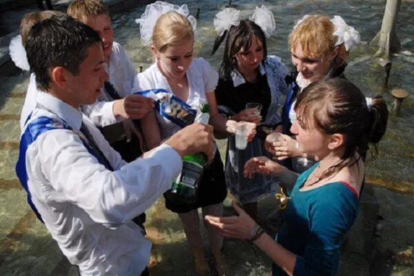 Подростки пьют курят. Пьянство в школе. Школьники пьют и курят. Алкоголизм в школе. Алкоголизм молодежи.