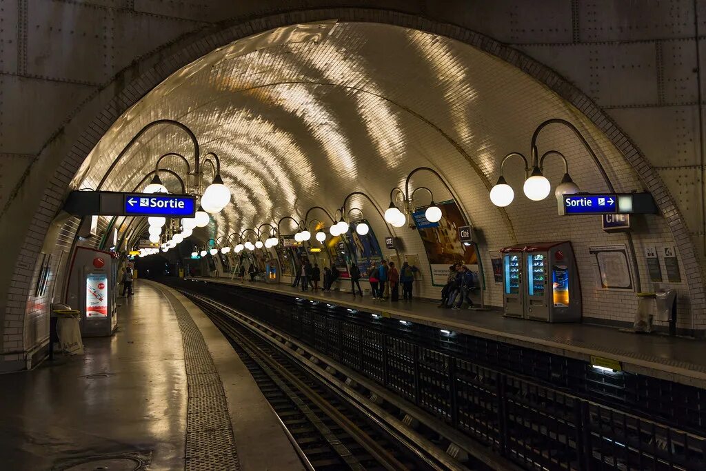 Метрополитены франции. Метро Парижа. Станции метро Парижа. Метро Ситэ Париж. Станции метро во Франции.