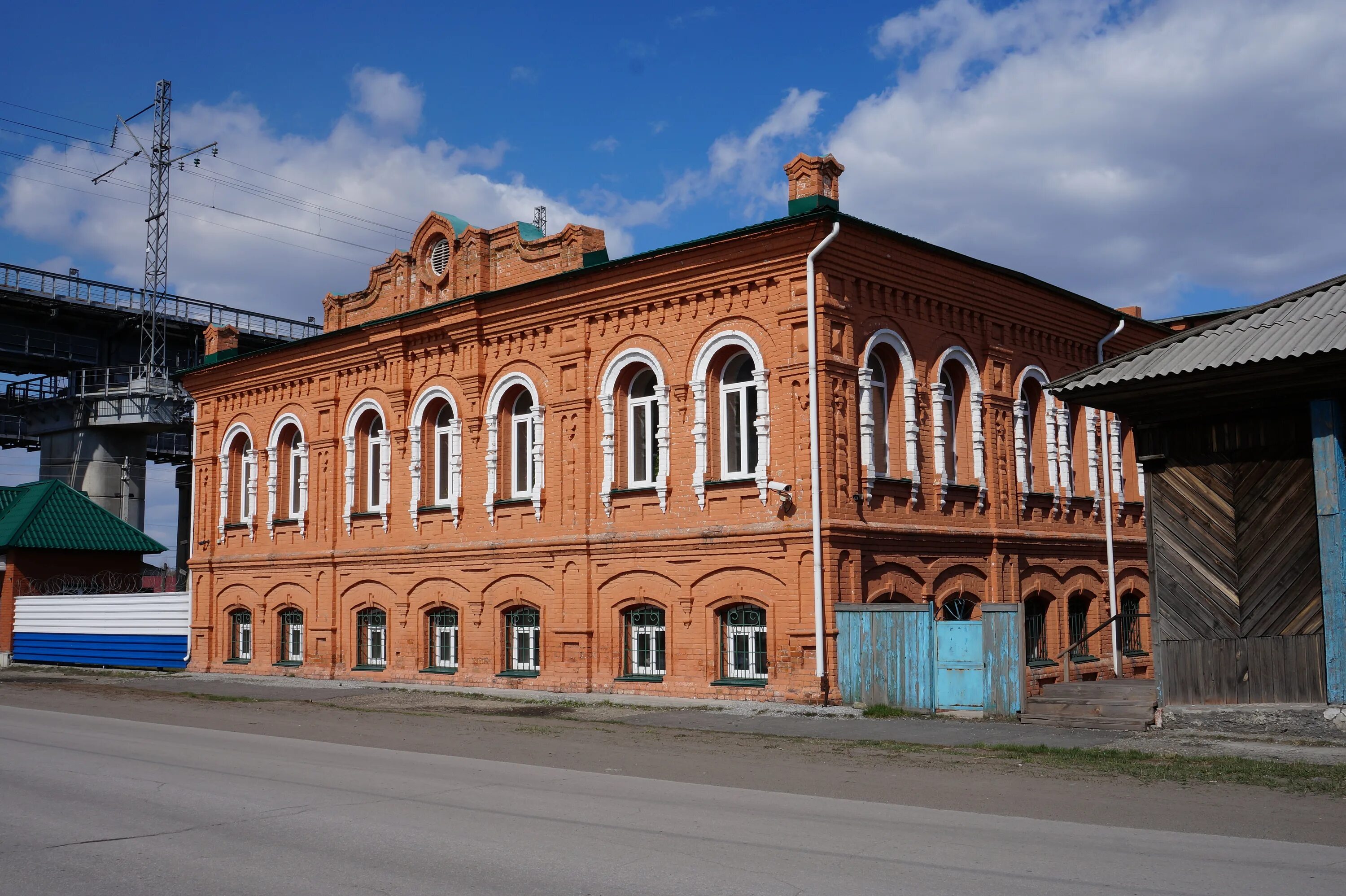 Население камень на оби. Особняк купца а. с. Хомутова камень на Оби. Усадьба купца Зорина камень-на-Оби. Дом купца Винокурова в городе камень-на-Оби. Дом купца Хомутова в Камне на Оби.