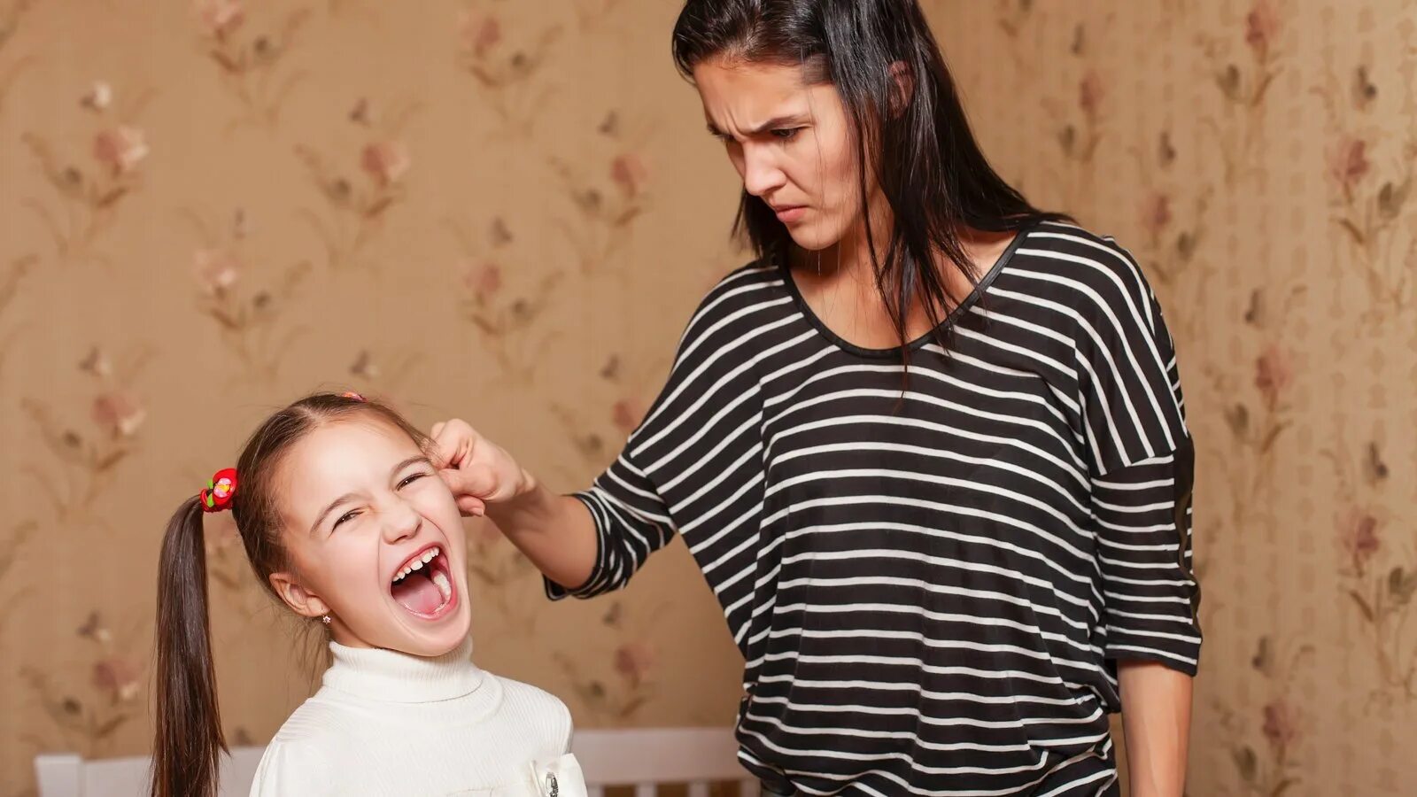 Сестра строго. Ссора с родителями. Ребенок сложил руки на груди и обиделся. Мама и подросток. Наказание дочки.