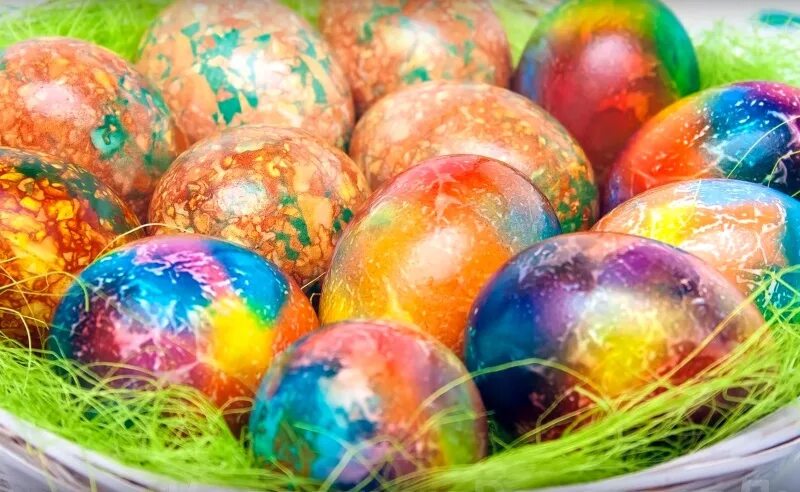Пестрые яйца. Разноцветные яйца на Пасху. Разноцветное окрашивание яиц на Пасху. Радужные пасхальные яйца. Радужные яйца на Пасху.