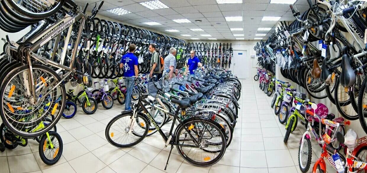 Велострана казань. Большой магазин велосипедов. Самый большой магазин велосипедов. Рынок велосипедов. Самый большой магазин велосипедов в Москве.