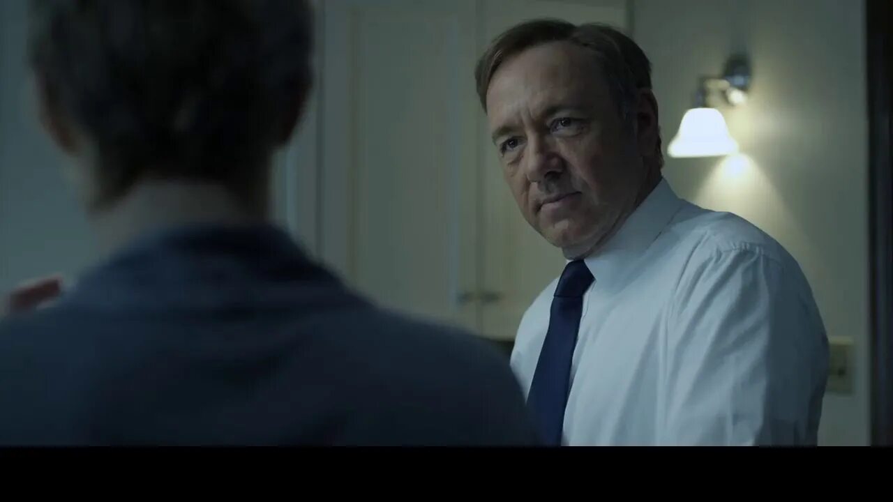 4 дома субтитры. 4 дома субтитры. Карточный домик обои. Кевин спейси поцелуй. Кевин спейси карточный домик поцелуй.