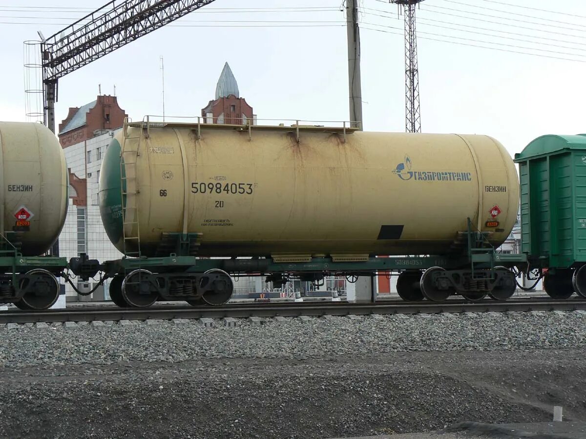 вагон цистерна. железнодорожная цистерна для бензина. вагон цистерна трансойл. Sfat цистерны. цистерна ж/д 120 м3 для бензина.
