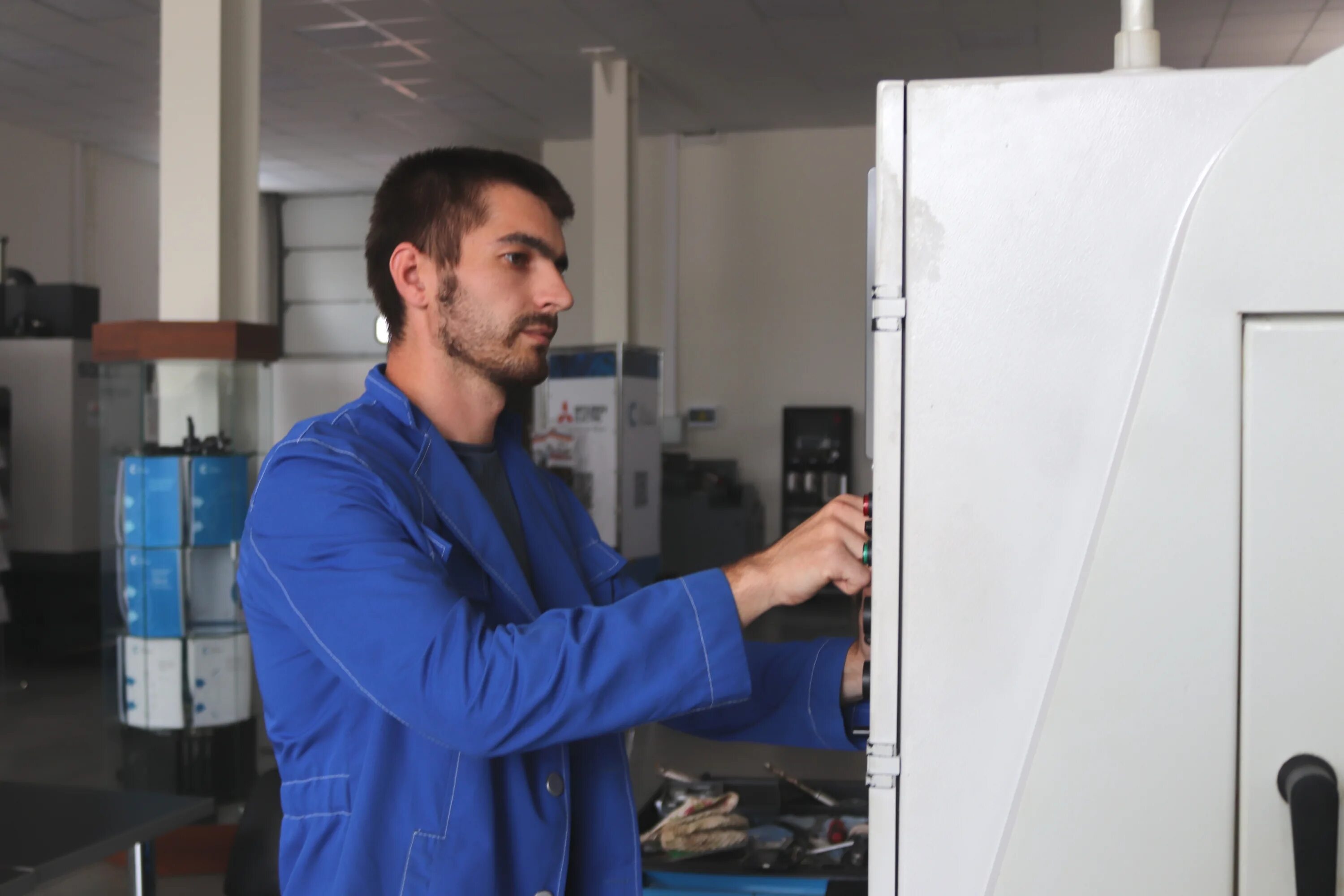 монтаж и техническое обслуживание станков. производственное оборудование. техобслуживание станка. наладчик станков и оборудования. слесарь ремонтник промышленного оборудования.