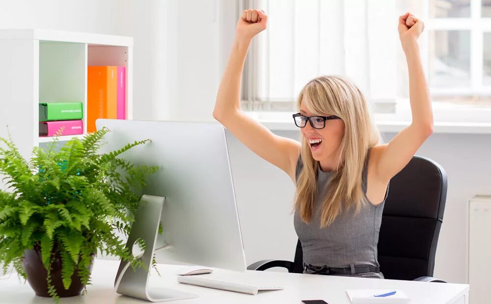 включи другие работы. слежка за сотрудниками. выключить голову. секретарь за компьютером.