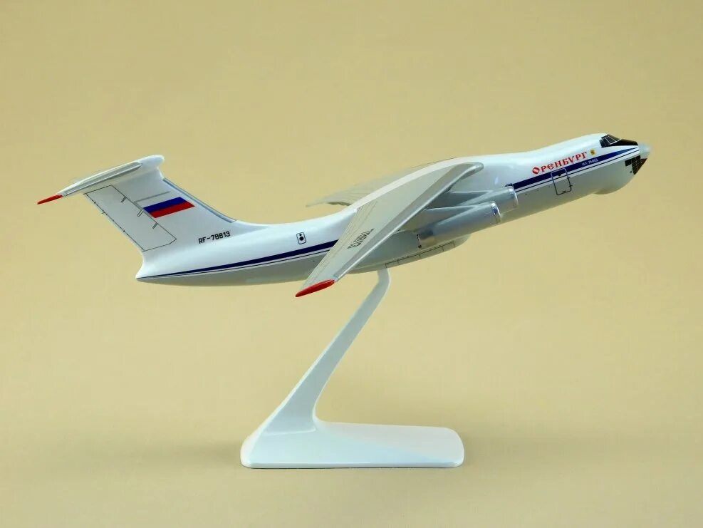 Самолеты ил купить. Модель самолета ил 76. Модель ил 76 МД. Ил-76 модель звезда. Модель самолёта ил-76 1:100.