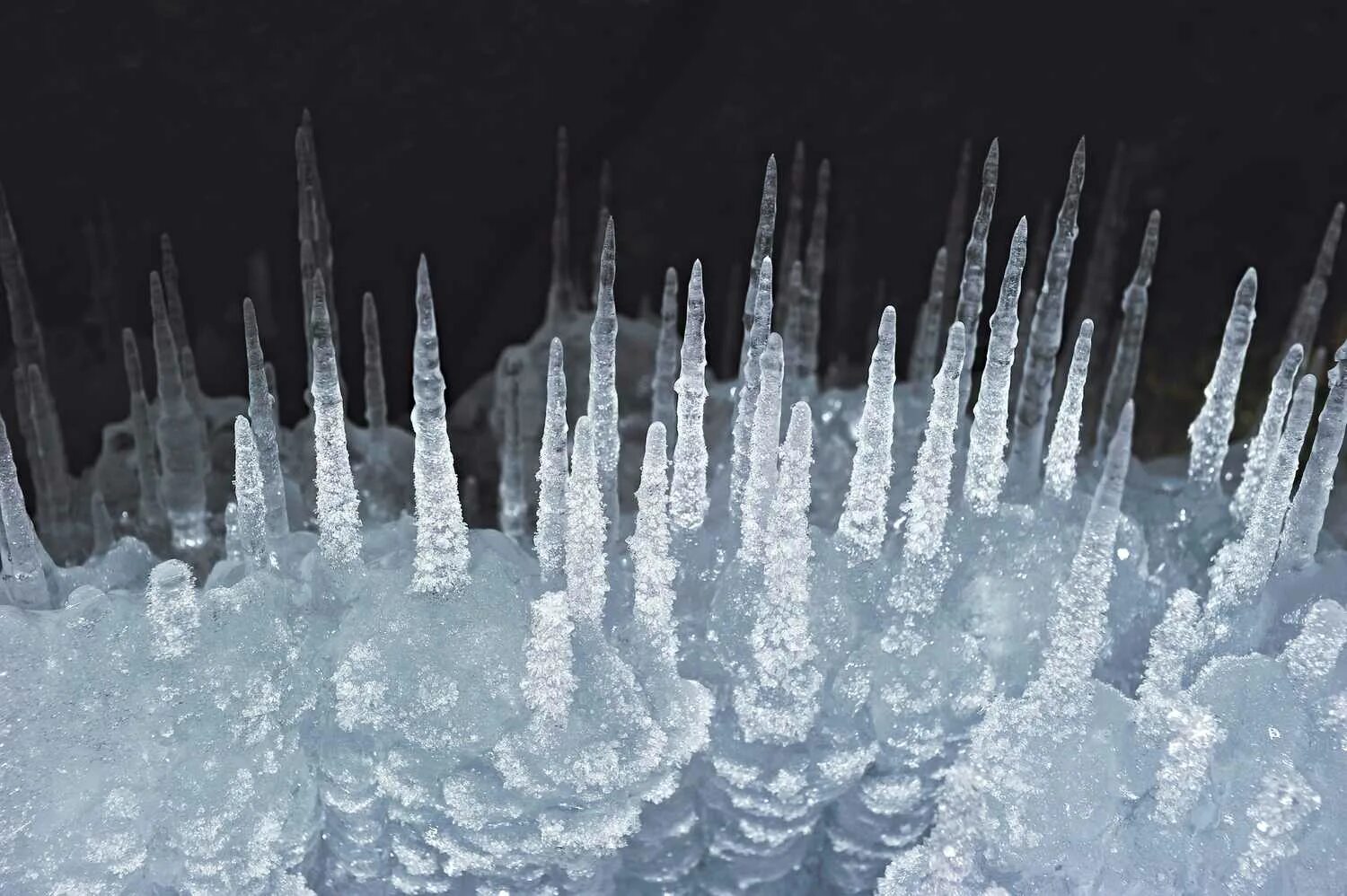 Ice spike. Ледяные сталагмиты. Сталагмит из льда. Ледяные колонны. Ледяные сталактиты.