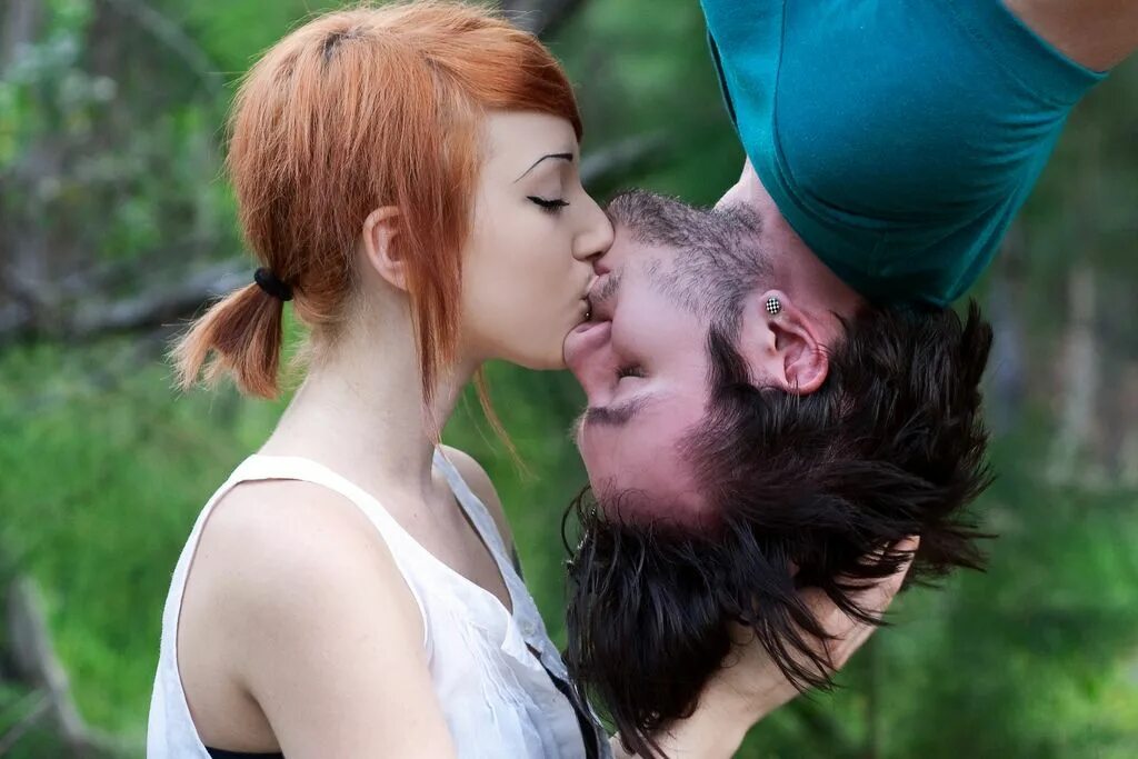 Vampyx kiss. Upside down Kiss. Kiss down. Upside down movie Kiss. Spider man Kiss upside down Parody.