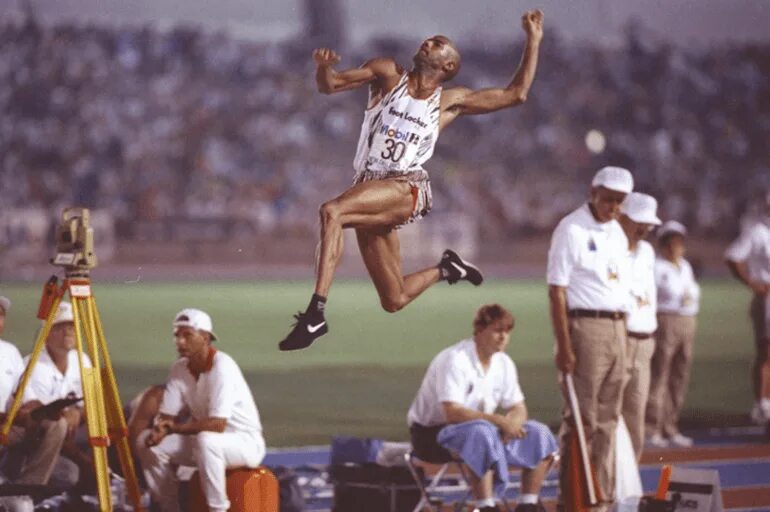 Какой мировой прыжок в длину. Майк Пауэлл рекорд. Майк Пауэлл рекорд: 8,95 метра. Майк Пауэлл прыжок.