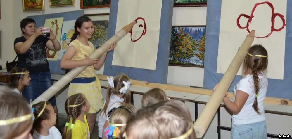 Сценарий посвящение в юные. Посвящение в художники конкурсы. Костюмы для агитбригады. Посвящение в художники сценарий. Детский сад воспитательница молодая.