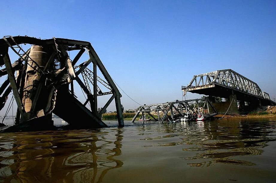 Взорвали мост. Взорвали Железнодорожный мост. Мост бомбят.