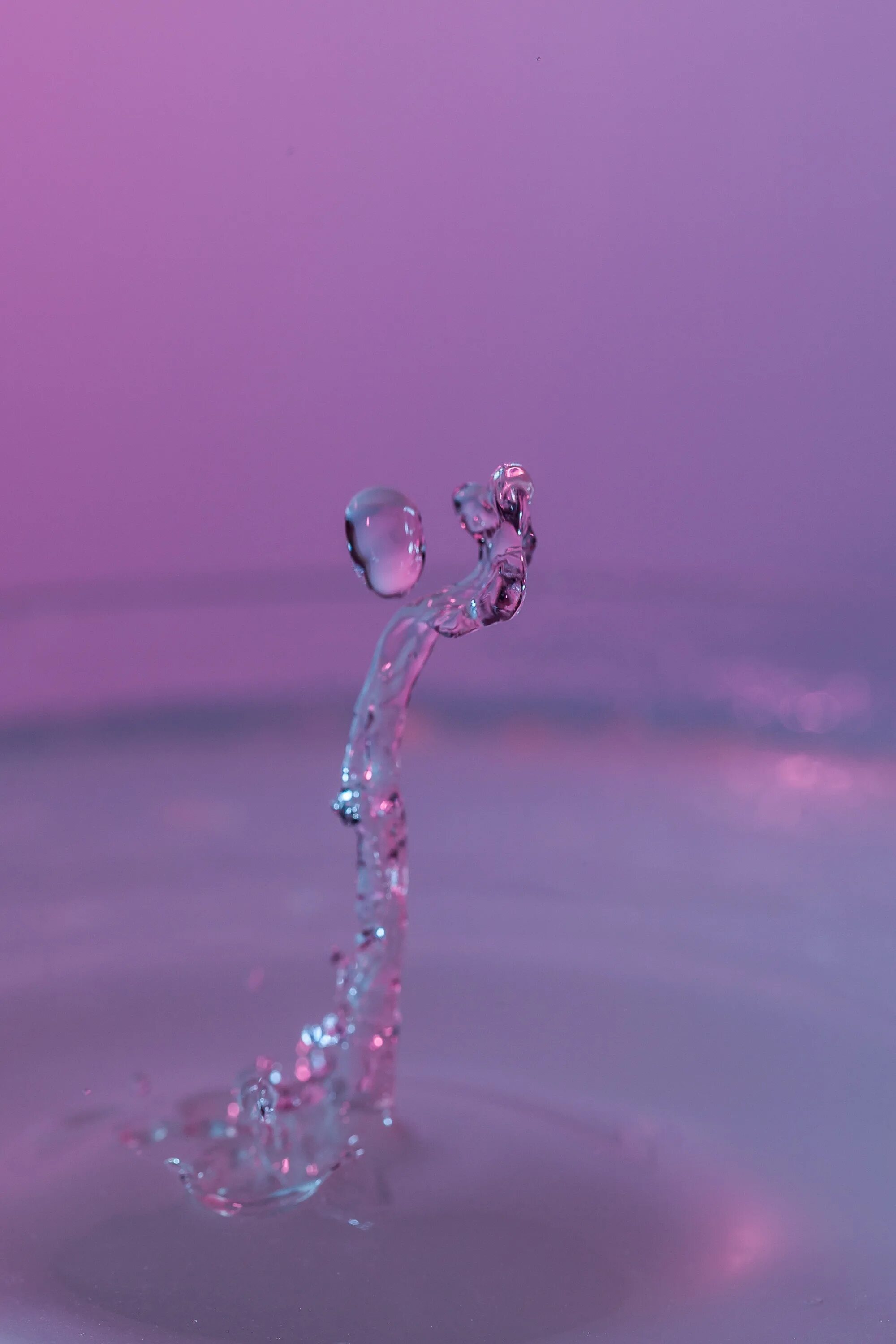 Капли воды. Макросъемка воды. Красивые капли. Необычная вода. Розовые капли воды