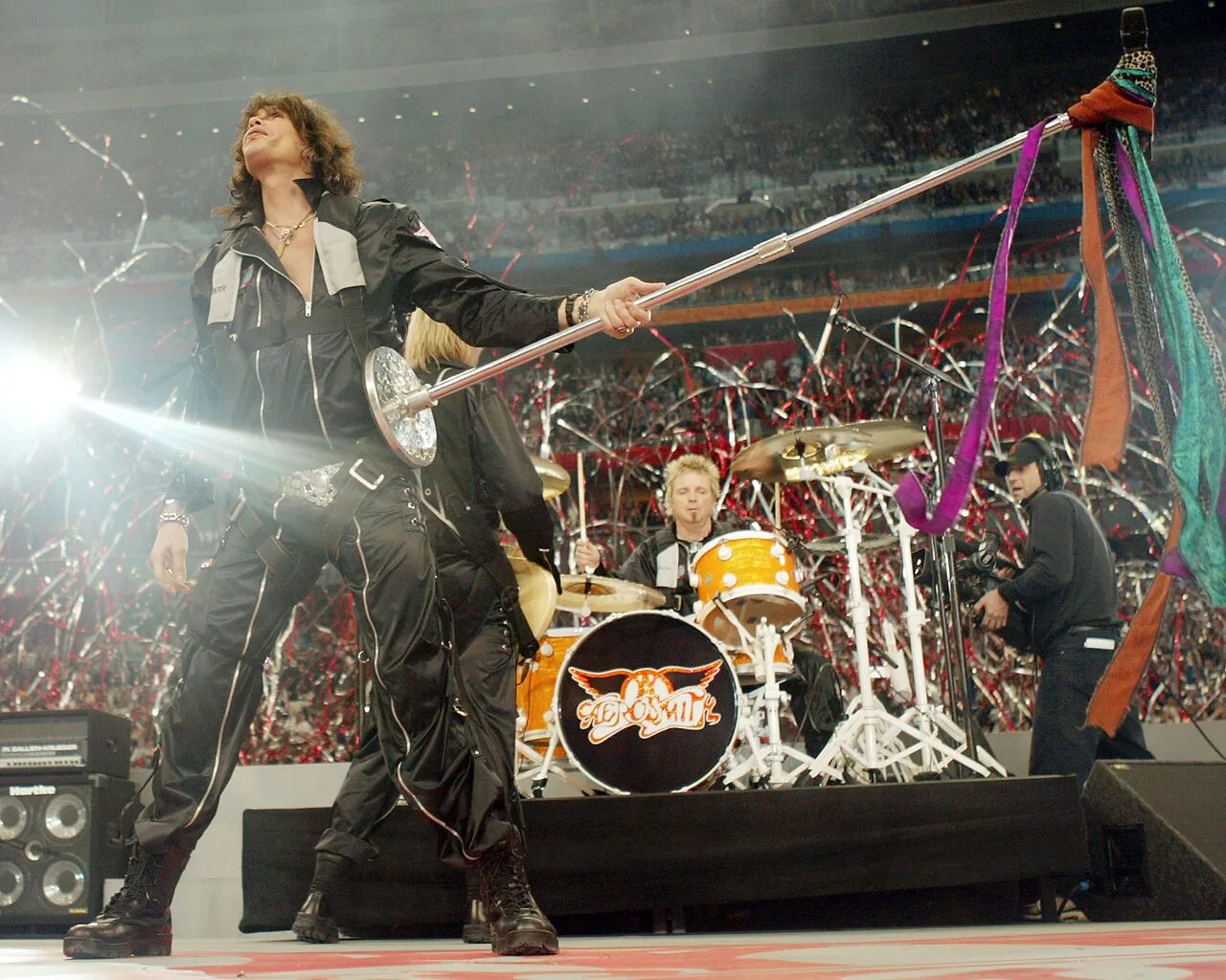Рок звезды слушать. Аэросмит. Aerosmith 2004. Аэросмит концерт. Группа Aerosmith концерт.