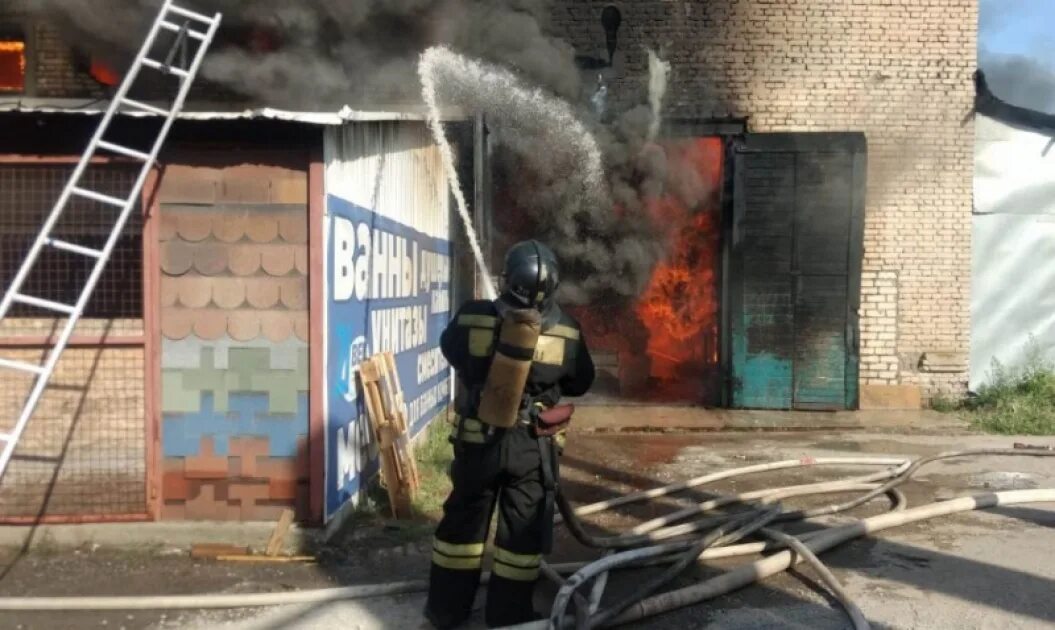 Пожар на базе тулака волгоград. Пожар на ул. Пожар в волгограде в советском районе. Пожар в волгограде сегодня. Пожар в волгограде в советском районе.