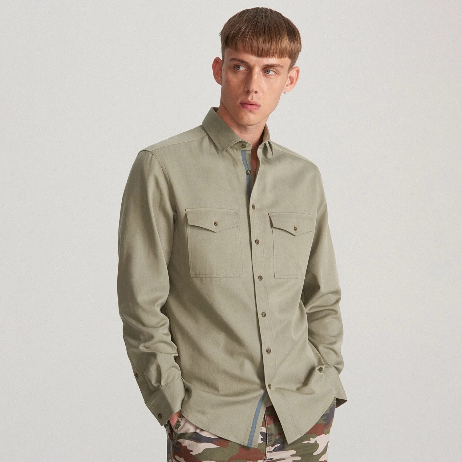 Рубашка три четверти мужская. Рубашка из плотной ткани со стоячим. Черная приталенная мужская рубашка. Рубашка с высоким воротом мужская. Серая рубашка.