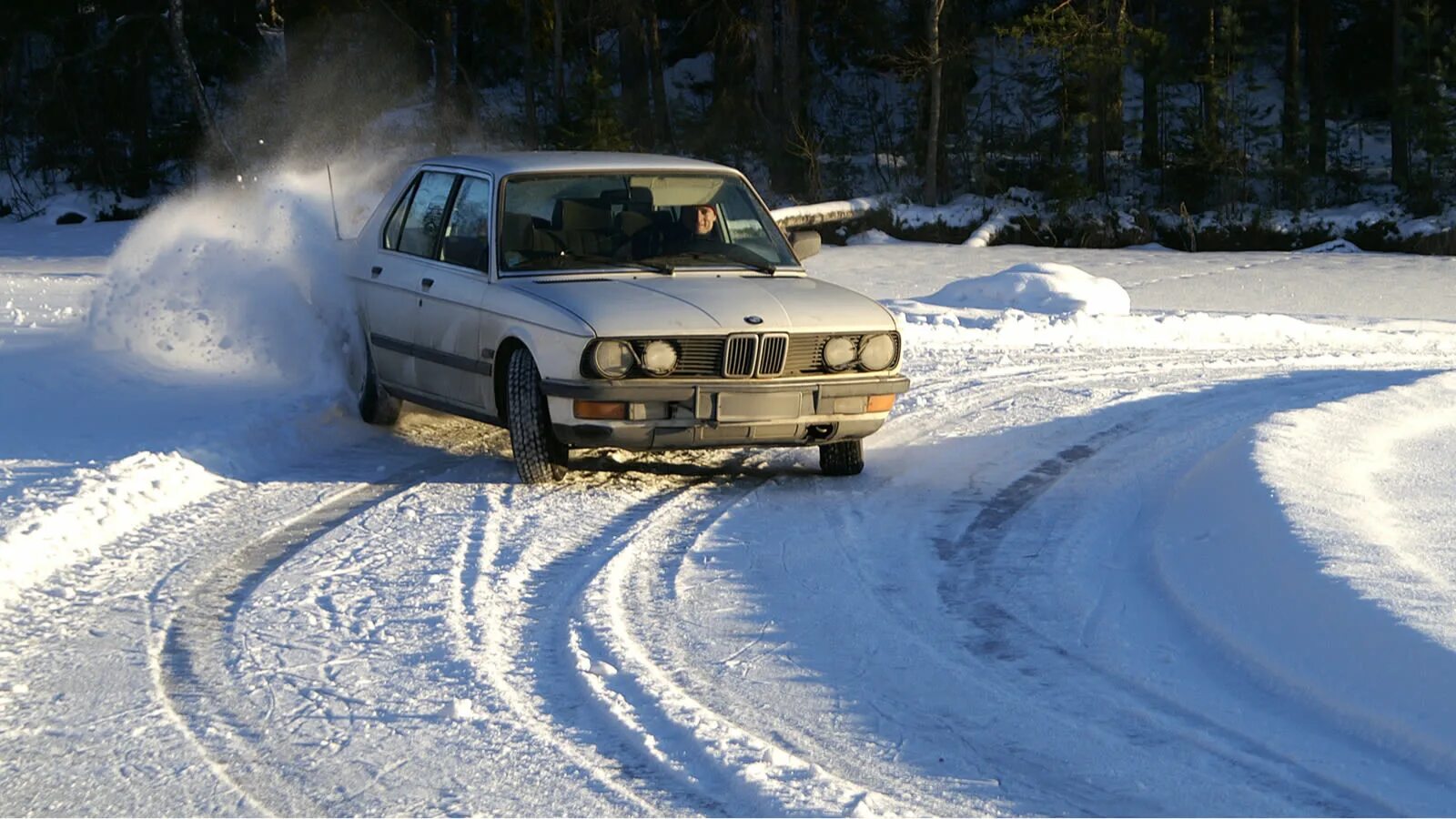 Drifting snow. Е34 дрифт зимой. BMW e34 зима. БМВ е34 дрифт. Дрифт зимний дрифт БМВ.