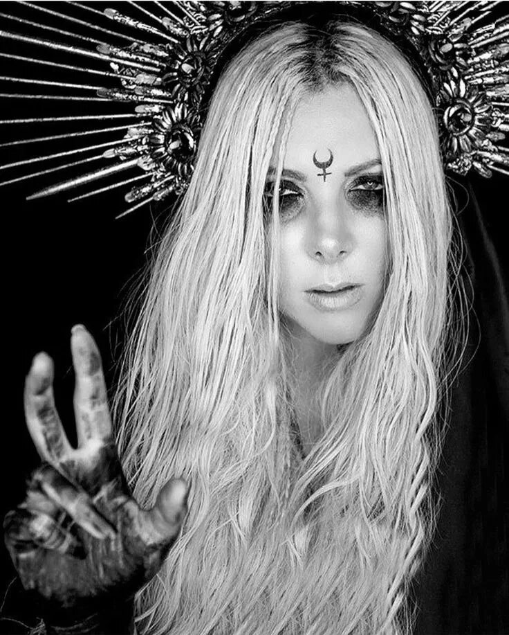 In this moment Maria Brink. In this moment солистка.