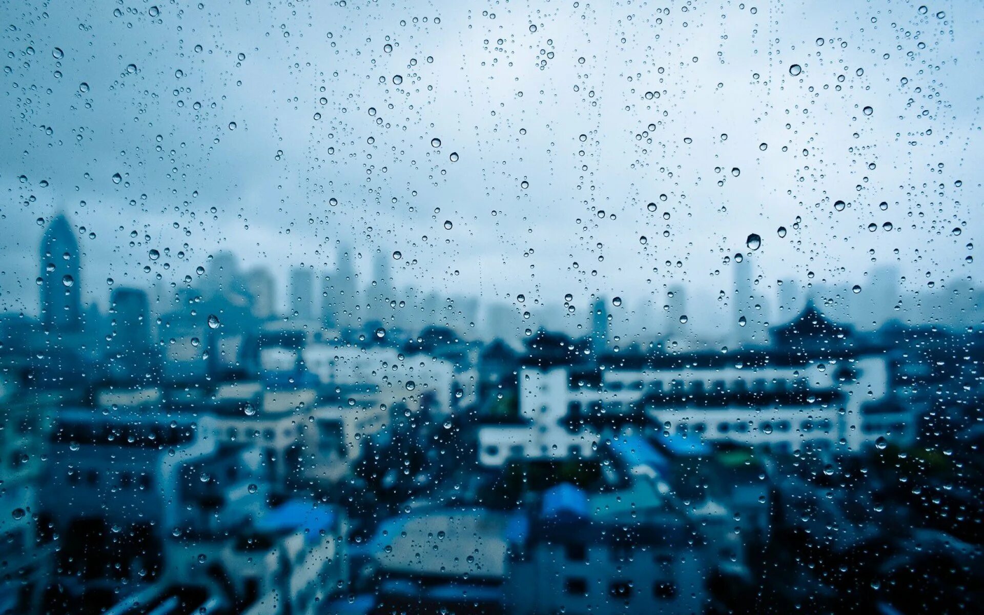 Rain town. Пасмурный город. Дождь в городе. Дождливый город за стеклом. Город за стеклом.