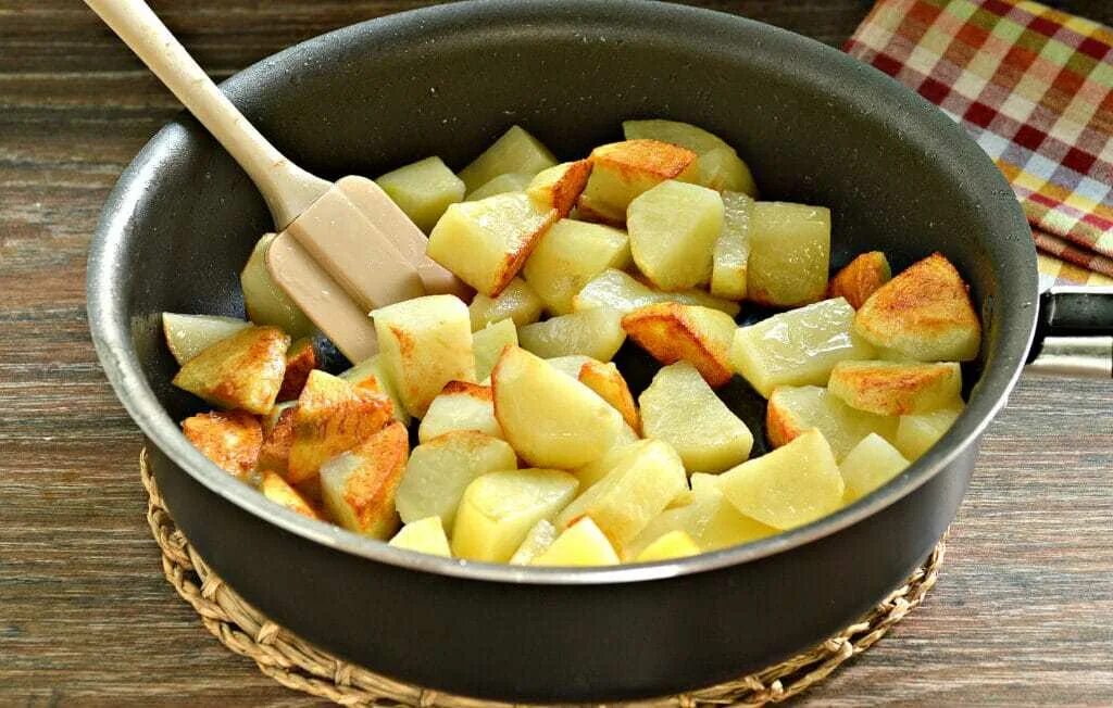 Тушеная картошка на сковороде. Картошка с мясом на сковороде. Жареная картошка с фаршем на сковороде. Картошка томленая на сковороде.