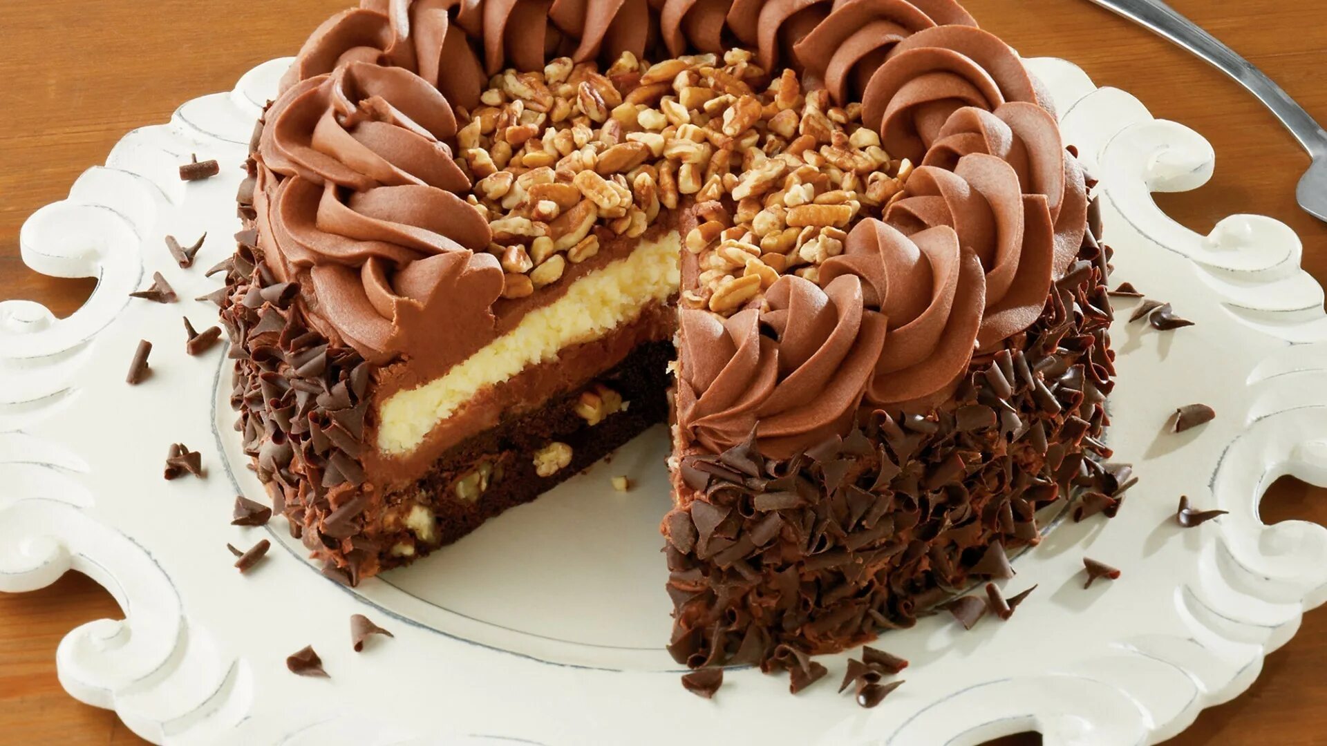 Торт шоко шок. Шоколадный торт. Шоколадно Ореховый торт. Украшение торта шоколадным кремом. Шоколадный торт с орехами.