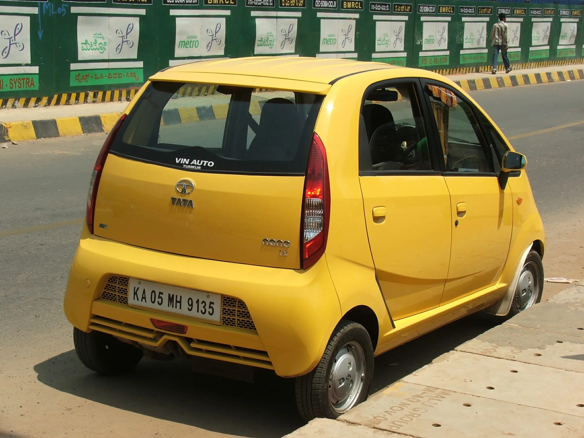 В каких городах дешевые машины. Машина Tata Nano. Индийский автомобиль «Tata Nano». Tata Nano 2015. Нано тату.